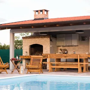 Vila Nava, Benkovac